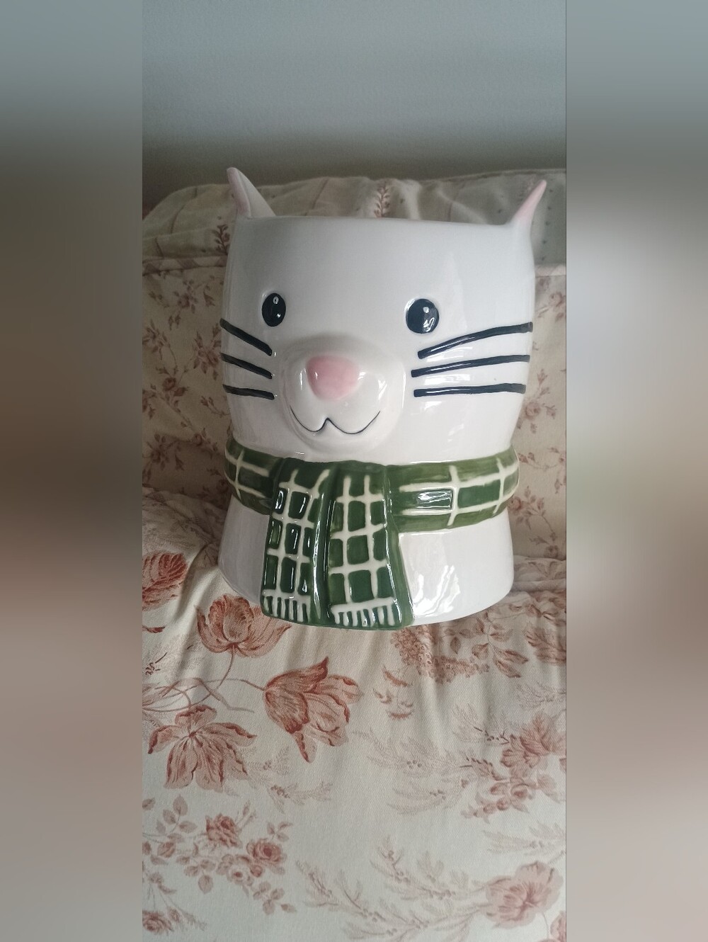 Ceramic White Cat Utensil /Stationery Holder with Green Scarf